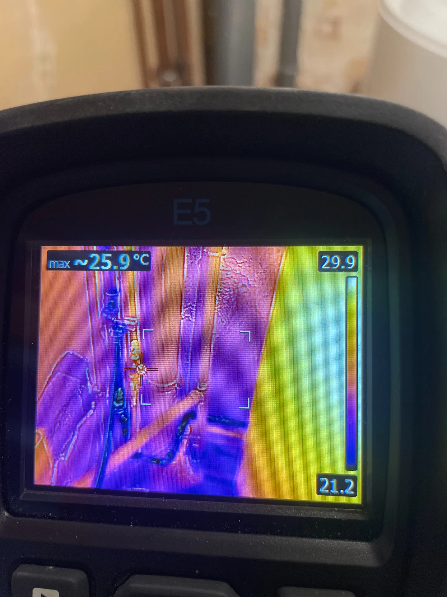 diagnostic d’un mur humide avec caméra thermique