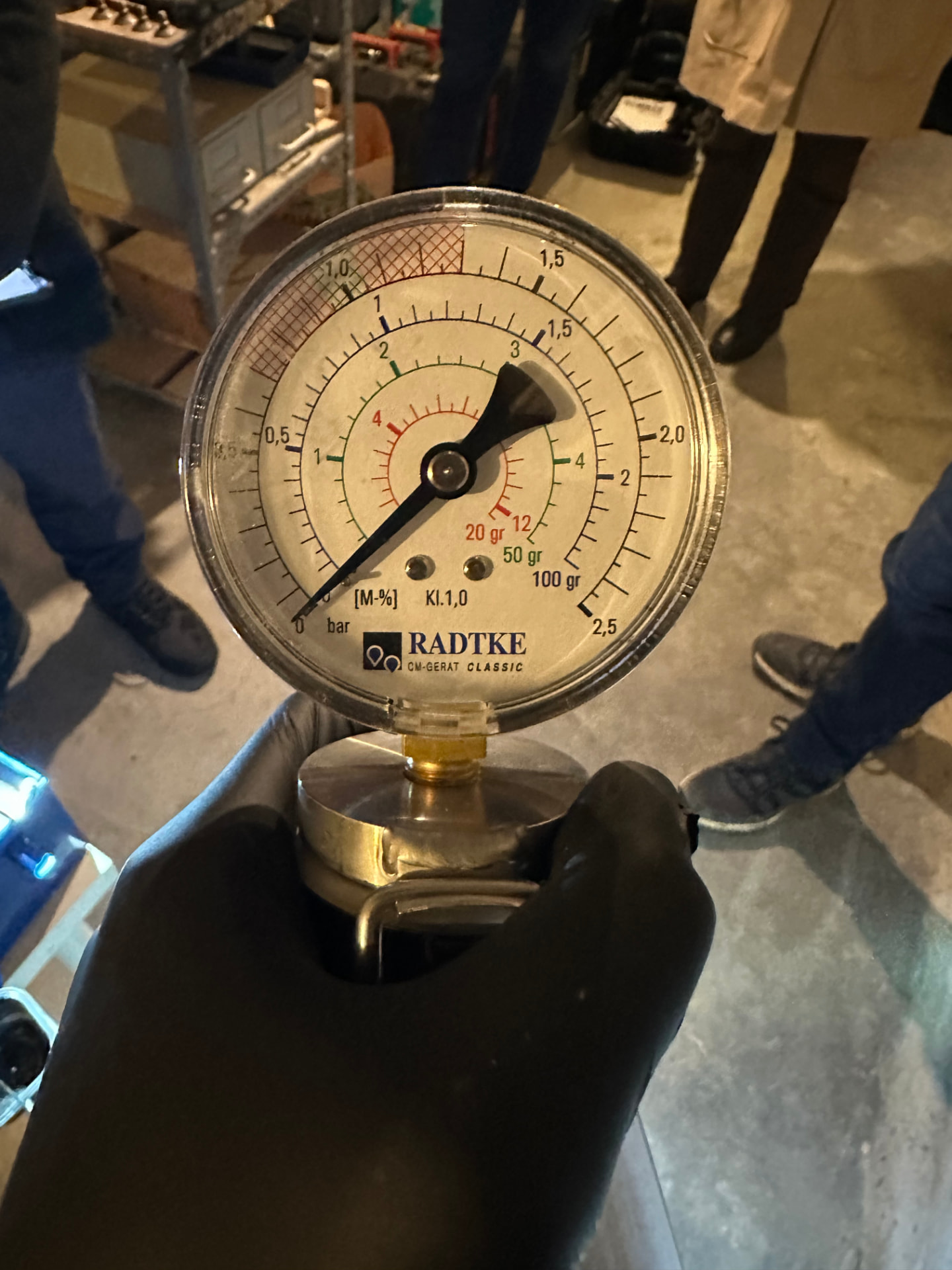 Appareil CM posé sur une dalle béton à Créteil lors d'un contrôle d'humidité par test à la bombe au carbure après dégât des eaux.